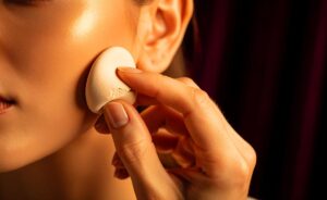 Illustration von einem Make-up-Artist, der mit einem knetbaren Mischtechnik-Radiergummi präzise das Make-up unter dem Auge korrigiert.