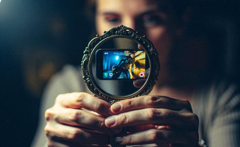 Illustration von einer Person, die in einem Handspiegel einen Film auf dem Display ihres Smartphones betrachtet, umgeben von Symbolen für Privatsphäre und Technologie.