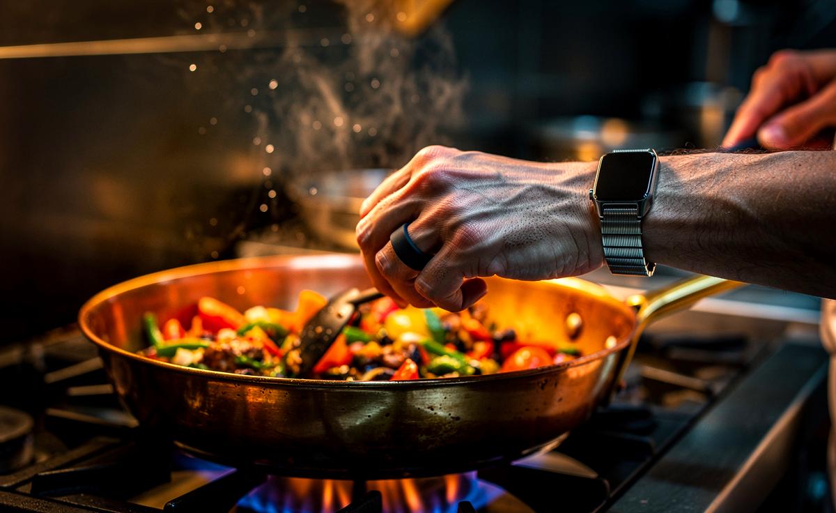 Illustration von einer Köchin mit einem modernen, funktionalen Silikonarmband, die konzentriert in einem Kupfertopf rührt, während im Hintergrund ein hochwertiges Schmuckstück aus Edelstahl auf der Arbeitsplatte liegt.